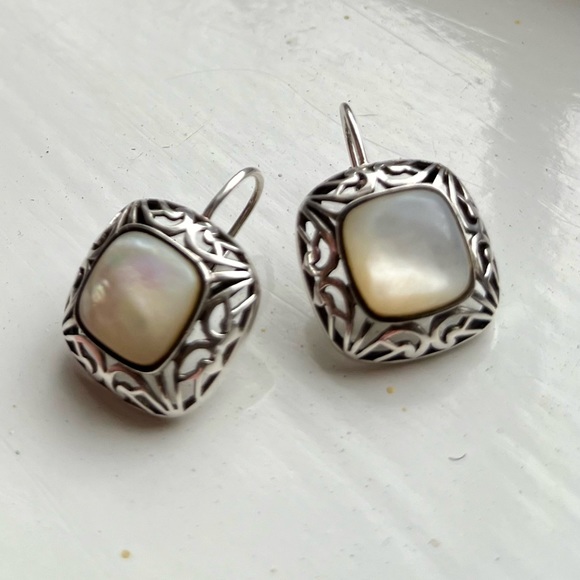 Sterling silver & mother of pearl leaver drop earrings. - Picture 2 of 4